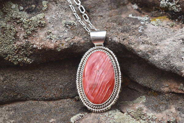 VINTAGE RED SPINEY OVAL NECKLACE