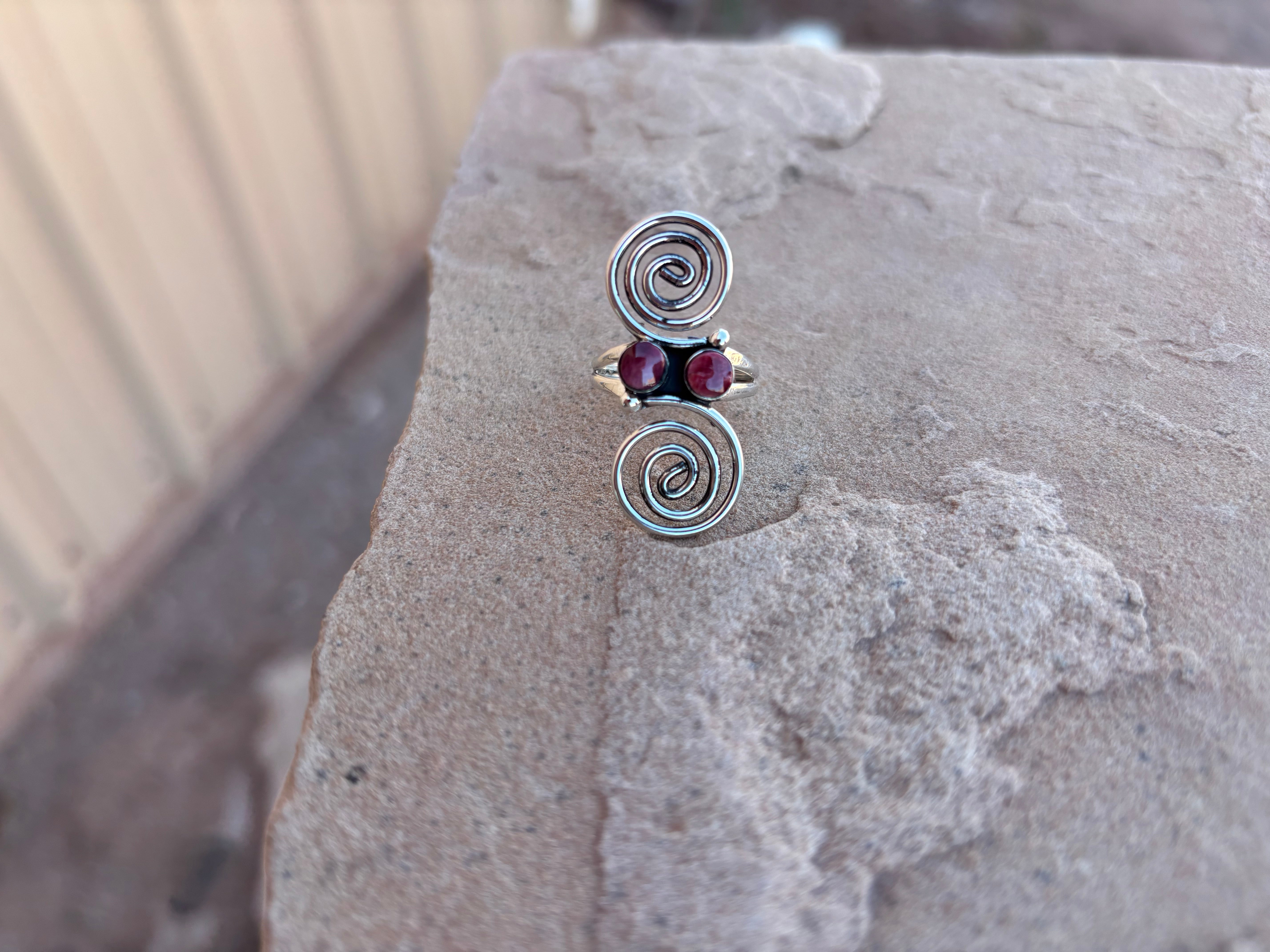 Double swirl ring
