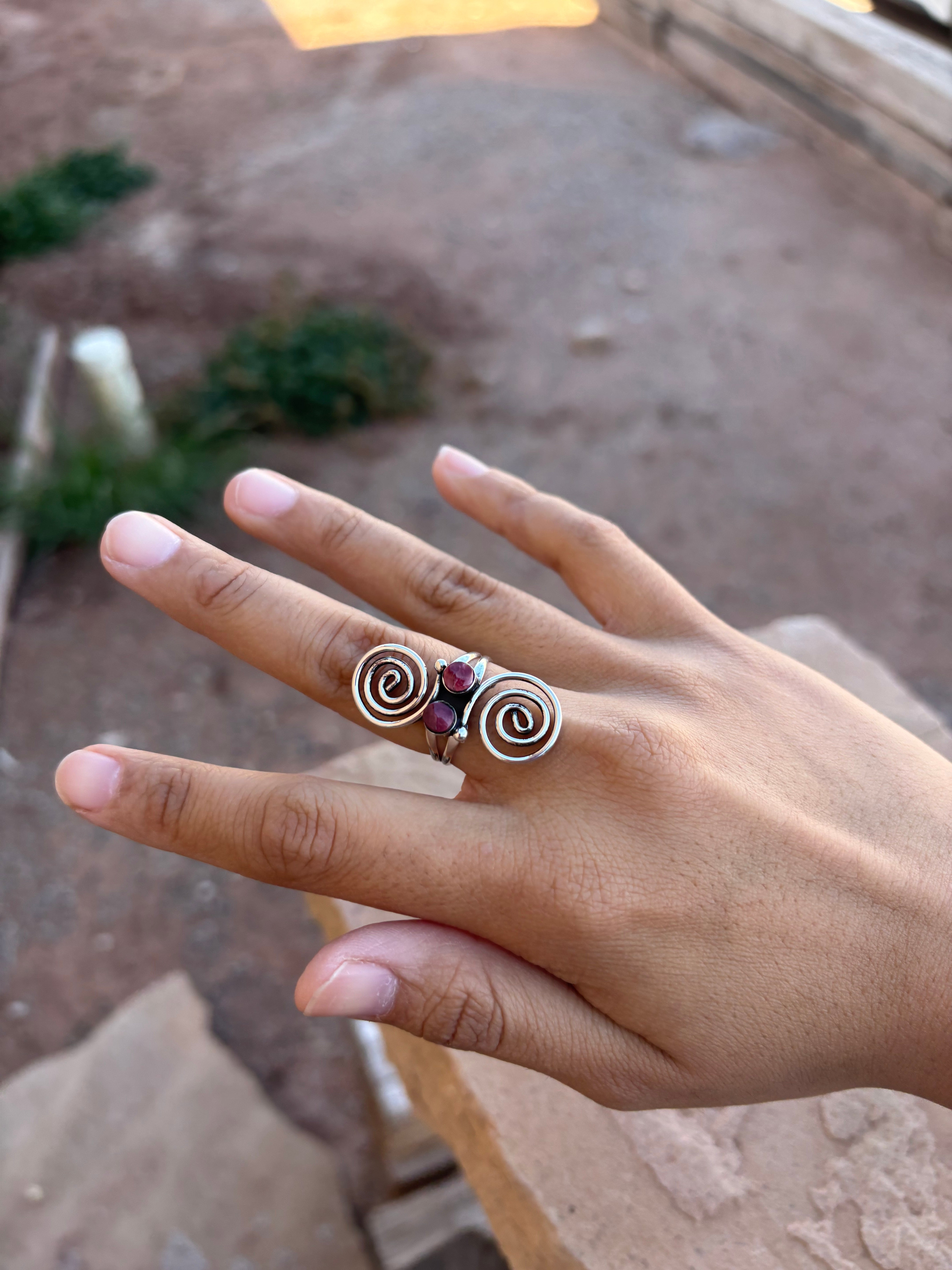 Double swirl ring